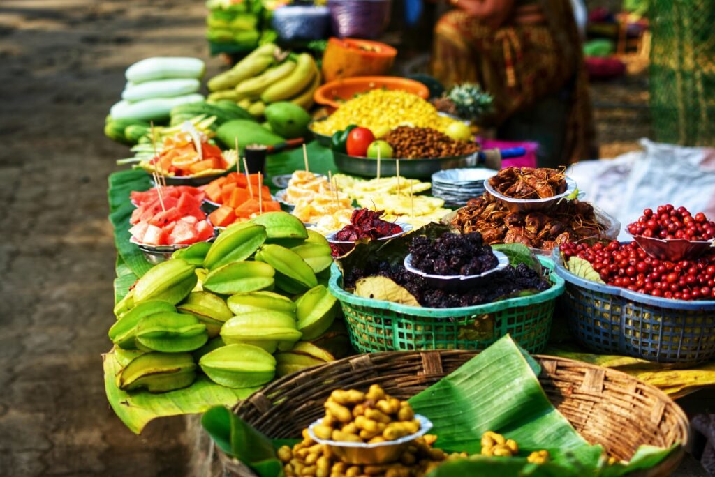 varias cestas de comidas saudáveis