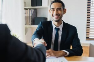pessoa animada e com energia no trabalho
