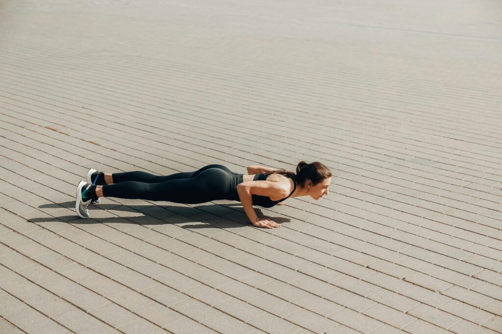uma mulher dando um exemplo do exercício burpee
