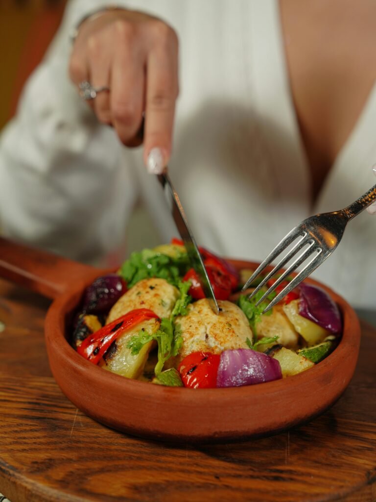 uma mulher comendo um prato de comida saudável