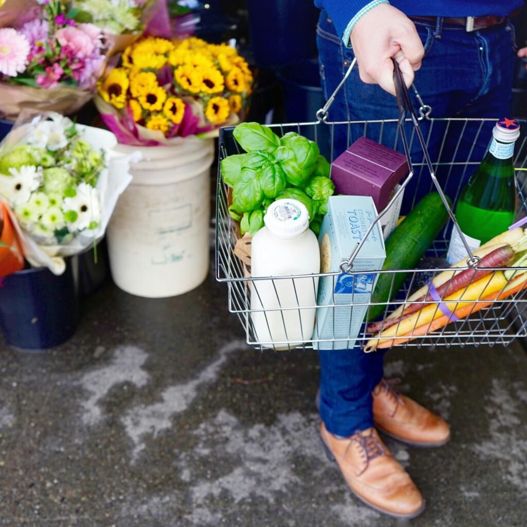 pessoa segurando uma sexta de compras de alimentos